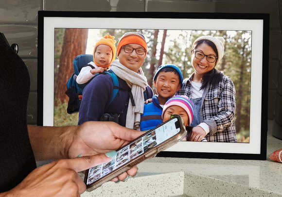 Skylight Digital Frames: The Gift for the Minimalist