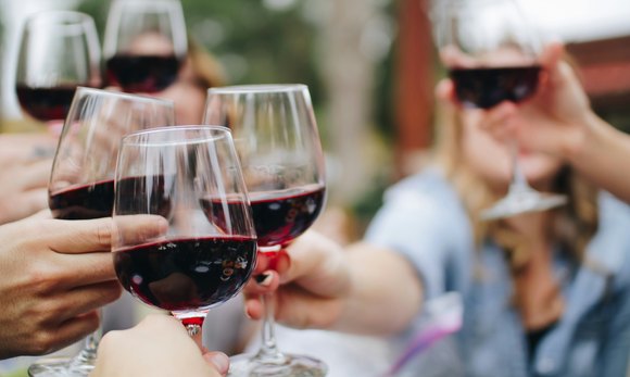 How to Choose Wine for a Dinner Party When Everyone Has Different Tastes