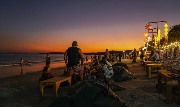 The Coastal Dining Experience: How Waterfront Venues Elevate Premium Lifestyle Tourism